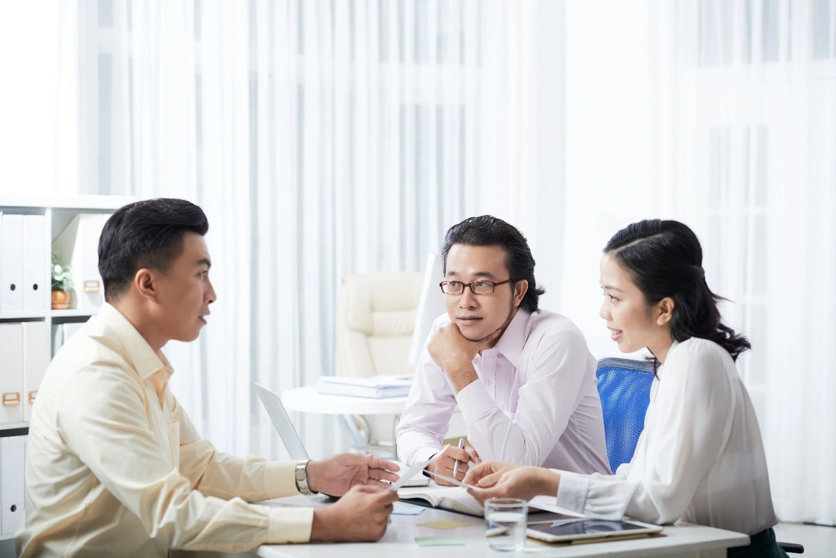 Nhân viên công ty Tiến Phát đang tư vấn thi công hồ bơi tại Bình Dương cho quý khách hàng