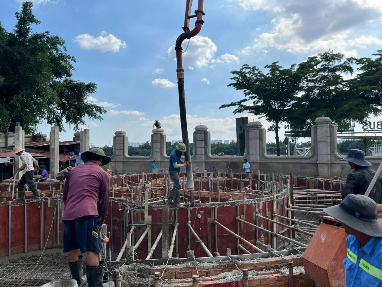 Tiến Phát thi công hồ bơi bằng máy móc và thiết bị hiện đại