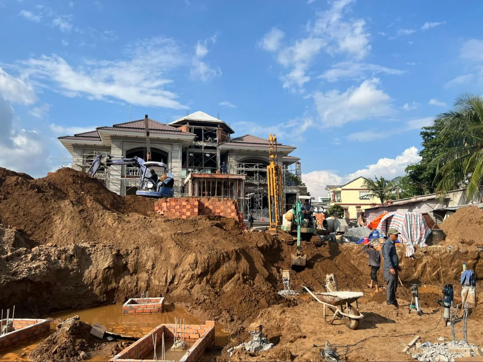Tiến Phát thi công hồ bơi tại Lâm Đồng bằng máy móc và công nghệ hiện đại