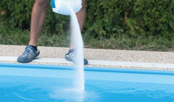 xử lý nước hồ bơi bị nổi bọt trắng