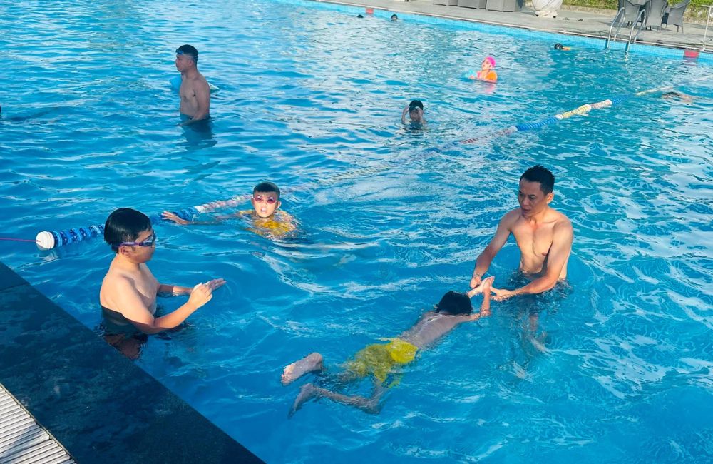 hồ bơi kinh doanh